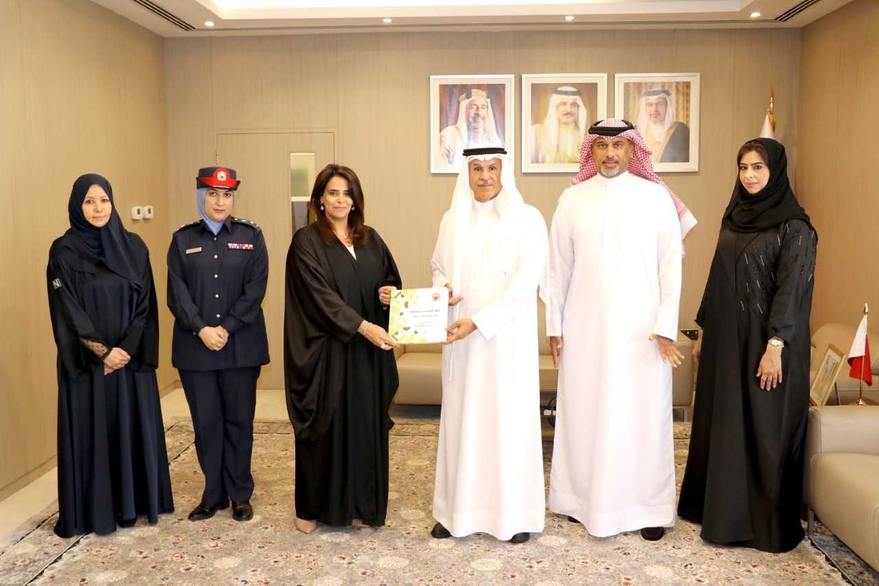 معالي الشيخ هشام بن عبدالرحمن يتسلم نسخة من 